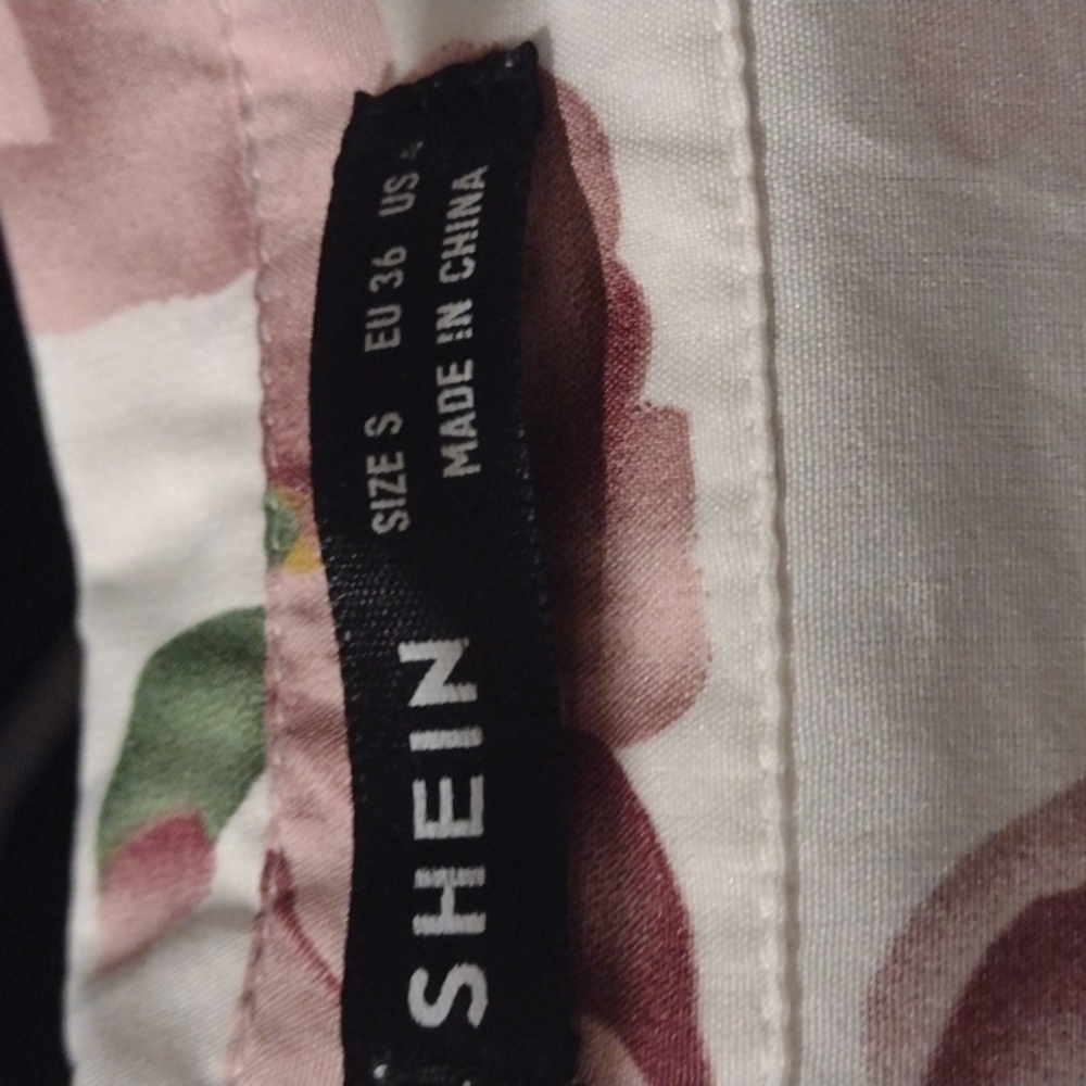 Shein flowered button down - Picture 2 of 2